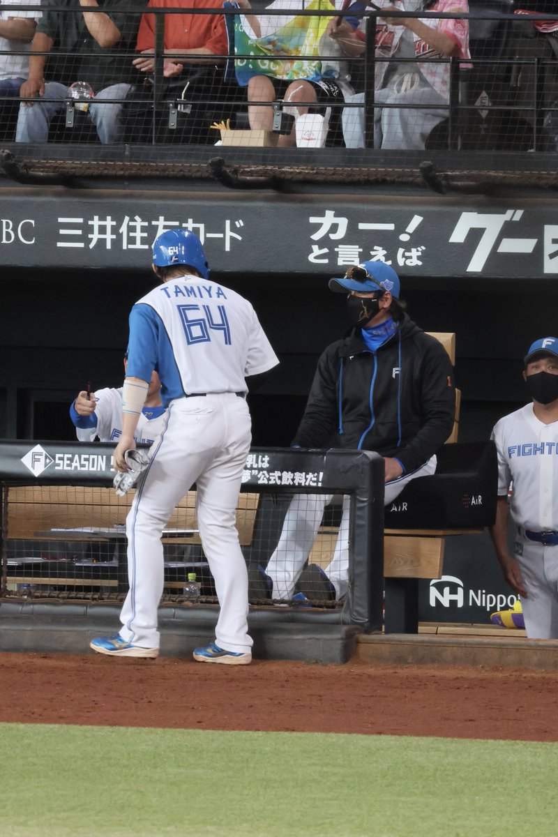 あわや併殺後にボスの前を気まずそうに通るたみ〜