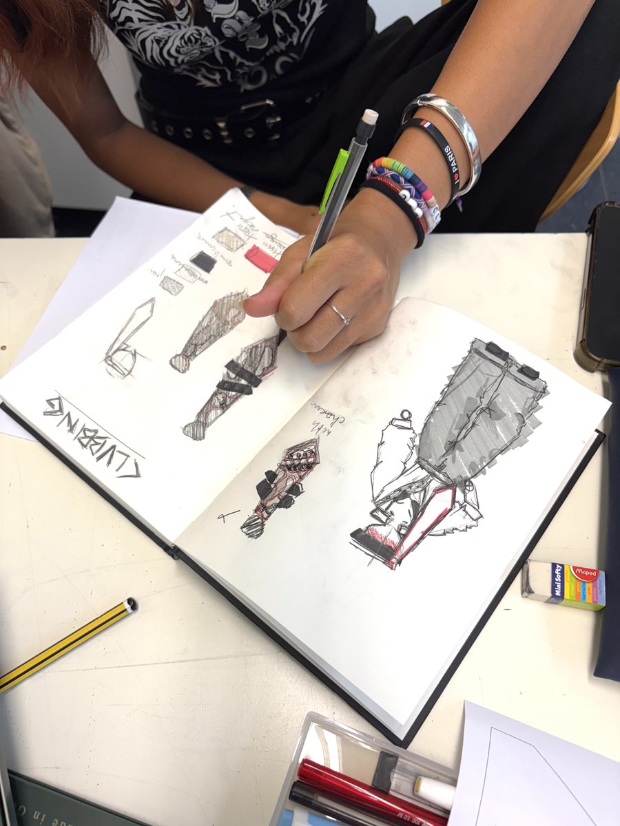 ✨ Semaine d’intégration des #BTSMode 1ère année ✨
Un #workshop créatif sur le thème du #clubbing.
L’événement s’est clôturé par un défilé haut en couleurs dans la cour de l’établissement.
Félicitations à nos jeunes créateurs pour leur talent et leur énergie 👏