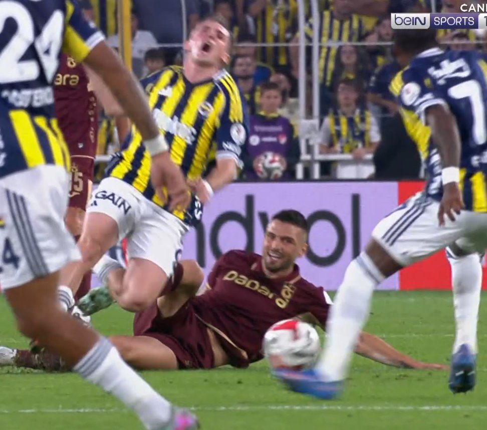 YESİÇ’LER ÖLMEZ ŞEKİL DEĞİŞTİRİR!

Yıllar önce Rıdvan Dilmen’e kıydıkları gibi Kerem’i de sakatlamak kastıyla yaptı Okay bu hareketi.. Biz bu düşmanlığı iyi biliyoruz, hikâyelere karnımız tok!