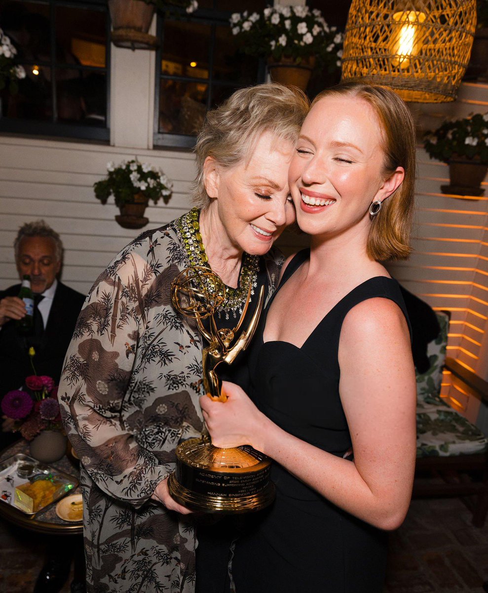 villaneles's tweet image. i feel like i just did an insane amount of crack