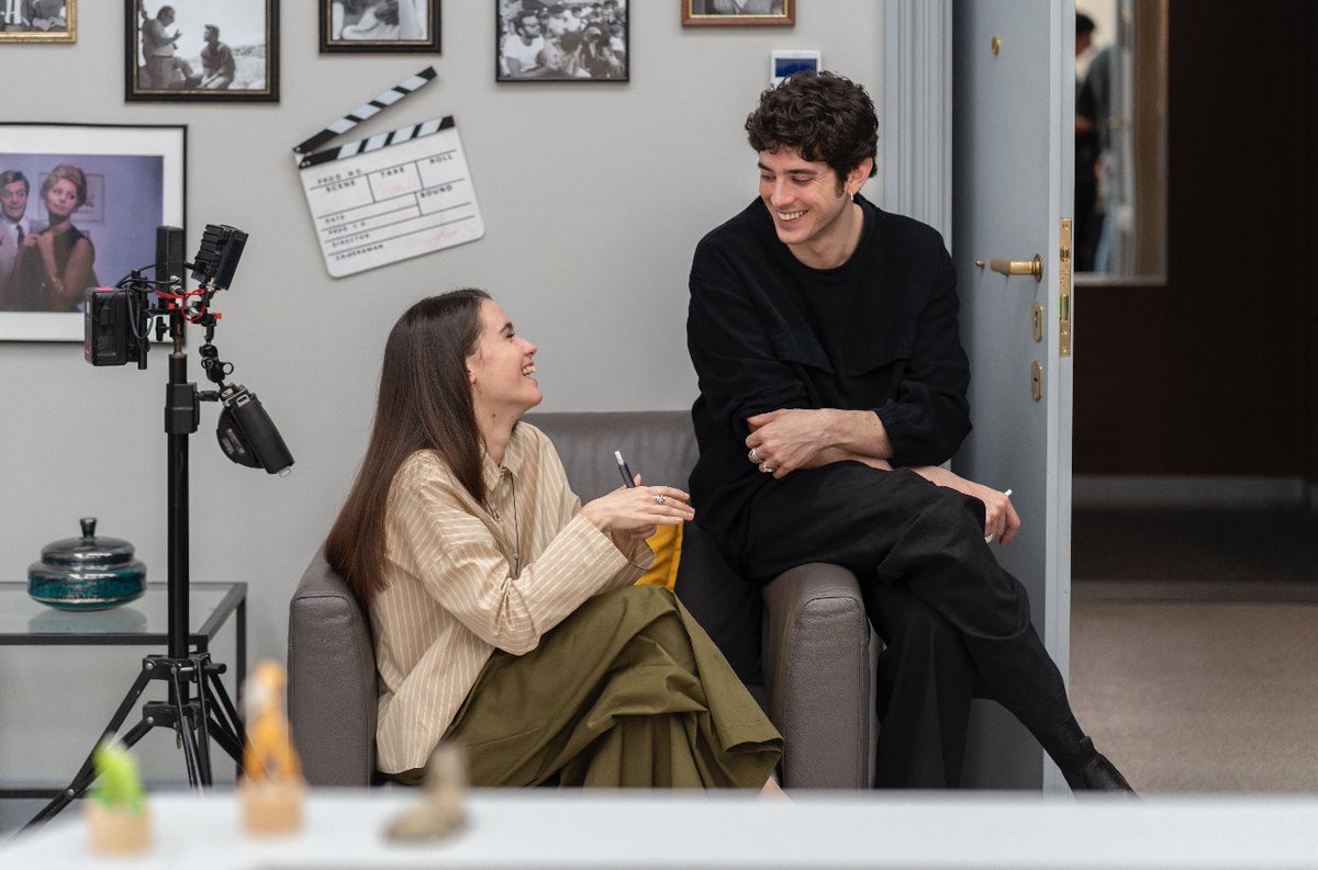 rebellevague's tweet photo. Prime immagini di Gianmarco Saurino e Nicolas Maupas nella terza stagione di Call My Agent: Italia in arrivo a novembre su Sky e Now Tv. https://t.co/vzDnjzq1Gm