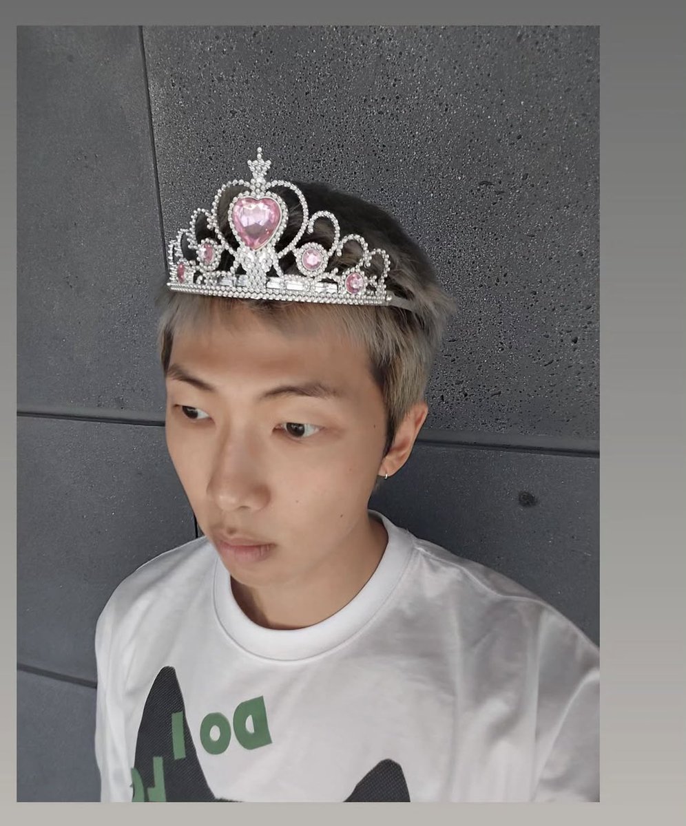 why are they fighting over a princess crown rn 😭 i’ll get 7 of them you can take one each <a href="/BTS_twt/">방탄소년단</a>