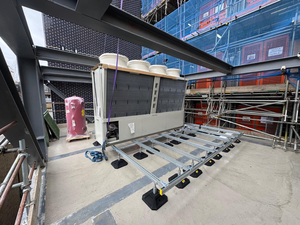 BriggsForrester's tweet image. 🏗️WESTBURY HOTEL PRECISION PLANT LIFT🏗️

The team undertook their first scheduled plant lift in order to load chillers and buffer vessels on to the external plant tower. Briggs &amp;amp; Forrester are please to report that the plant lift was a success! 

#excellenceateverylevel