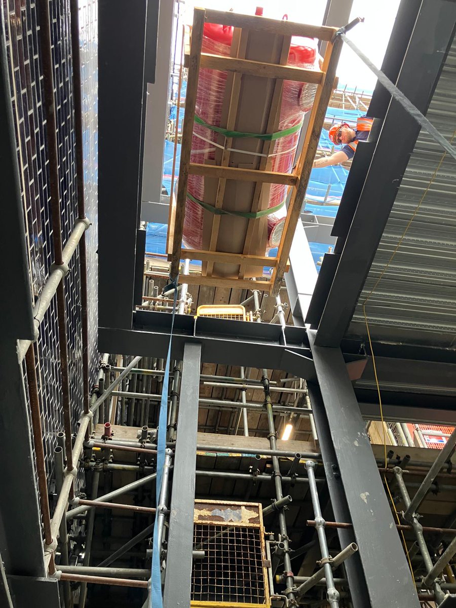 BriggsForrester's tweet image. 🏗️WESTBURY HOTEL PRECISION PLANT LIFT🏗️

The team undertook their first scheduled plant lift in order to load chillers and buffer vessels on to the external plant tower. Briggs &amp;amp; Forrester are please to report that the plant lift was a success! 

#excellenceateverylevel