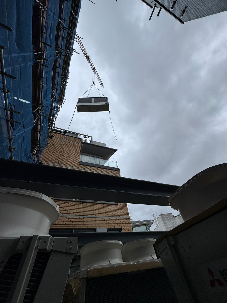 BriggsForrester's tweet image. 🏗️WESTBURY HOTEL PRECISION PLANT LIFT🏗️

The team undertook their first scheduled plant lift in order to load chillers and buffer vessels on to the external plant tower. Briggs &amp;amp; Forrester are please to report that the plant lift was a success! 

#excellenceateverylevel