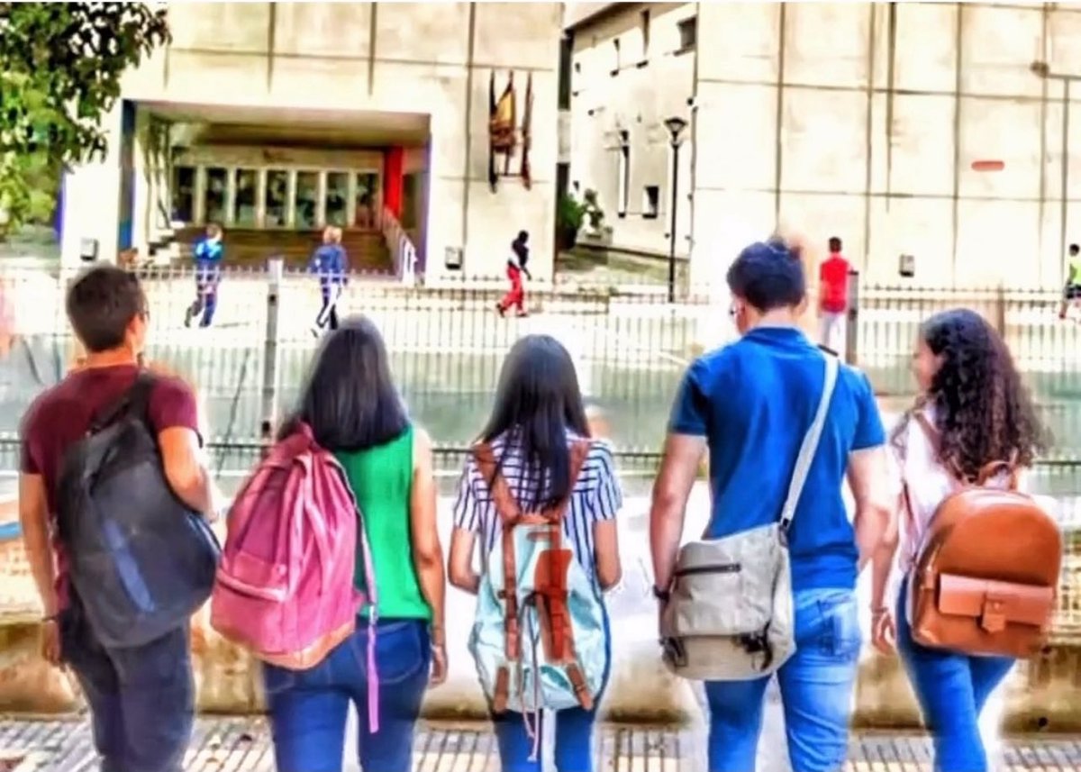 Desde el AMPA damos la bienvenida
a todos los alumnos en este nuevo curso. Os deseamos un año lleno de aprendizajes, experiencias, amistades y éxitos.
¡Mucho ánimo y a por todas!
<a href="/iesfgb/">IES FGB</a>