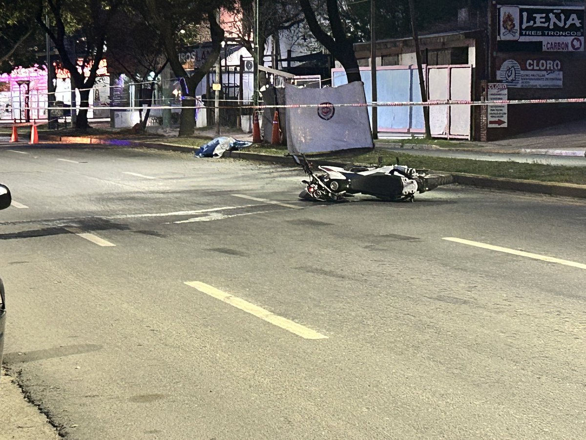 Accidente fatal en Av. Goycoechea al 1.600. Un motociclista murió en el lugar y otro está grave en el Hospital de Unquillo tras, aparentemente, perder el control y caer sobre el asfalto. El conductor iba sin casco. Corte en ambas manos