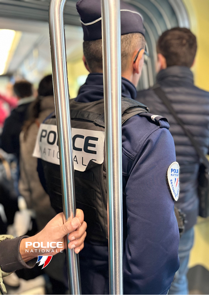 #Protéger | Nos policiers patrouillent quotidiennement à vos côtés dans les transports en commun <a href="/Naolib_Direct/">Naolib</a> de #Nantes. Hier, lors d’un contrôle dans le tramway, ils ont procédé à l’interpellation d’un individu recherché, trouvé en possession d’argent liquide.