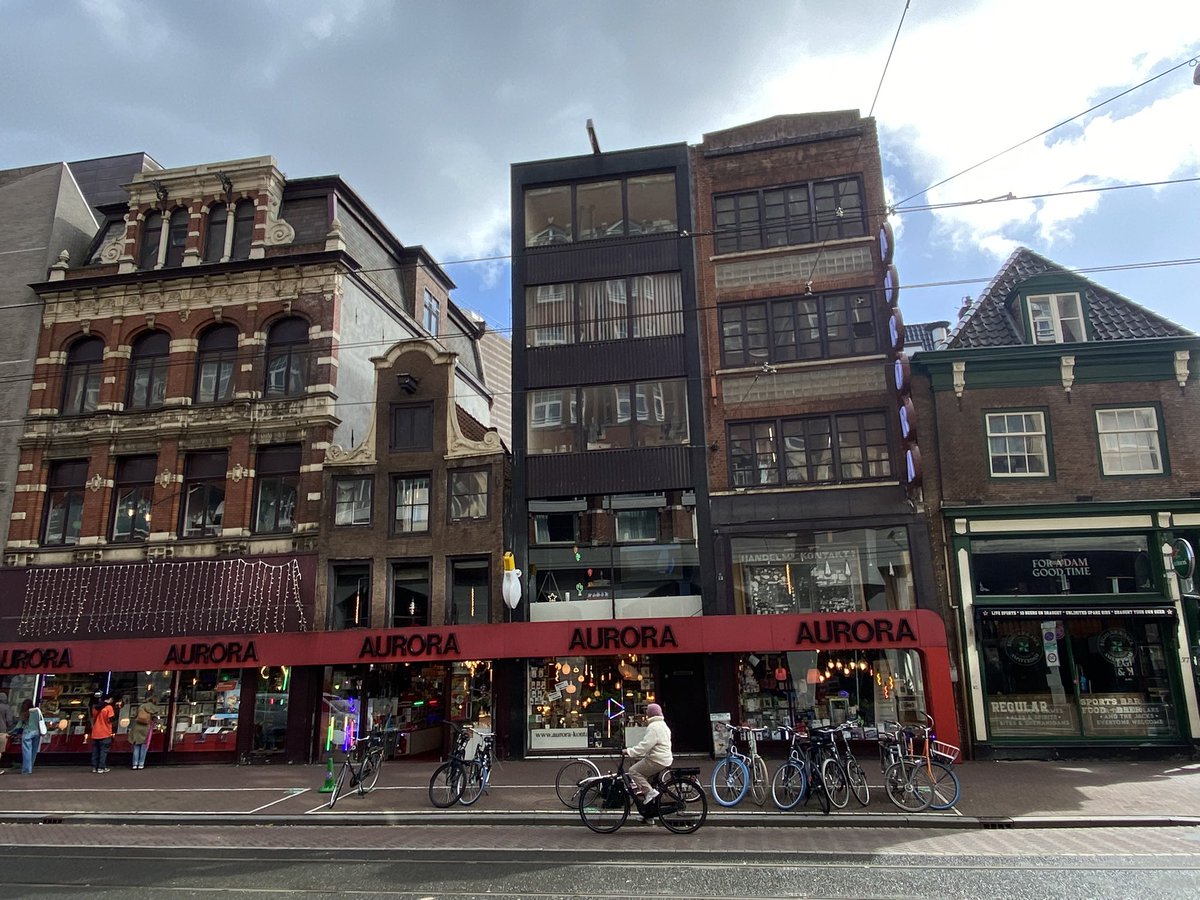 andrew_pask's tweet image. When the scale of the buildings is relatively constant, the difference of their age disappears. They cohabit the street amiably, each offering a bit of their personality to passersby.
#walkaroundthecity
#wandelenrondomdestad
#walkaroundamsterdam
#Amsterdam