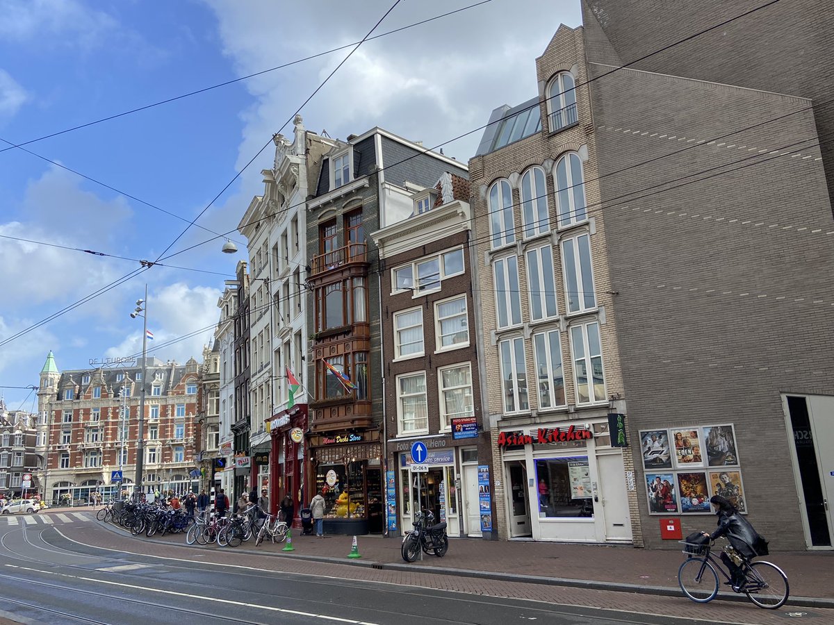 andrew_pask's tweet image. When the scale of the buildings is relatively constant, the difference of their age disappears. They cohabit the street amiably, each offering a bit of their personality to passersby.
#walkaroundthecity
#wandelenrondomdestad
#walkaroundamsterdam
#Amsterdam