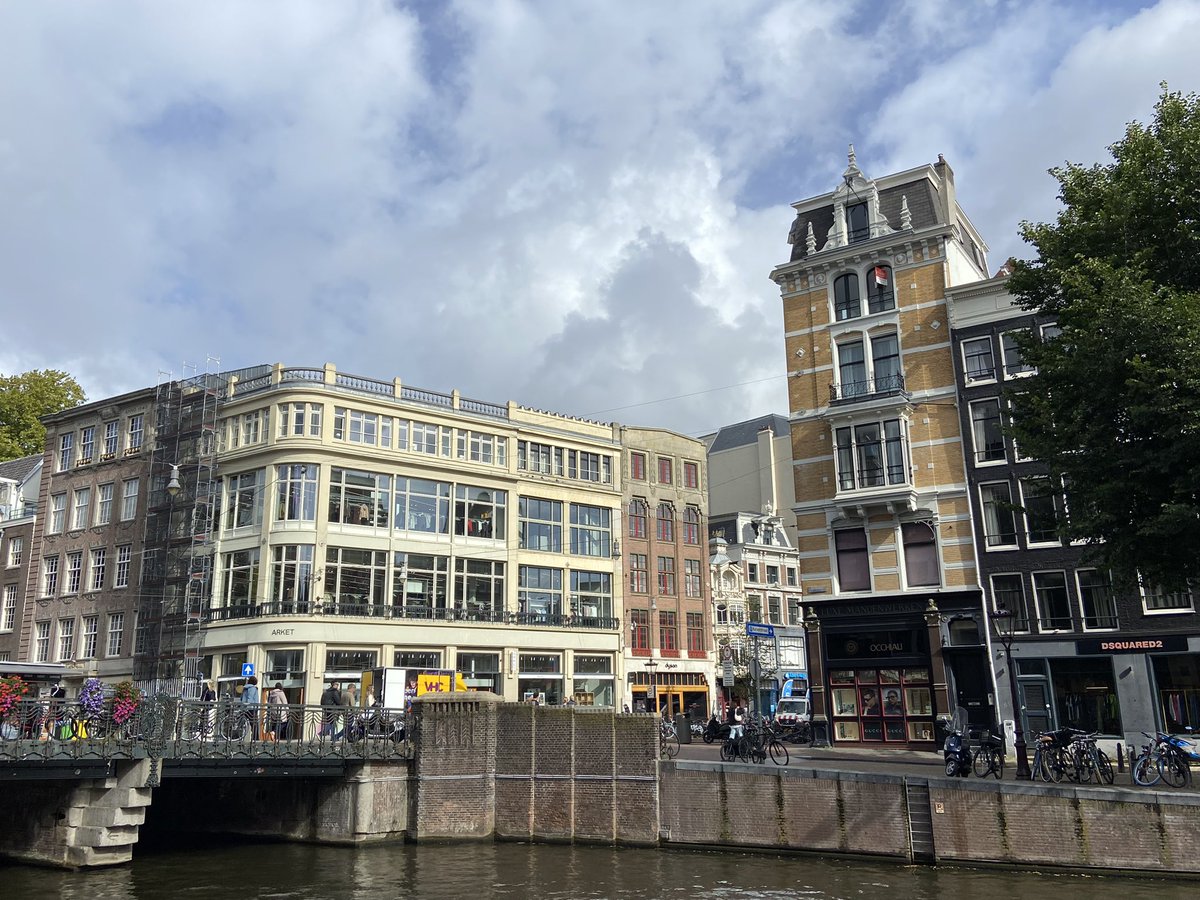 andrew_pask's tweet image. When the scale of the buildings is relatively constant, the difference of their age disappears. They cohabit the street amiably, each offering a bit of their personality to passersby.
#walkaroundthecity
#wandelenrondomdestad
#walkaroundamsterdam
#Amsterdam