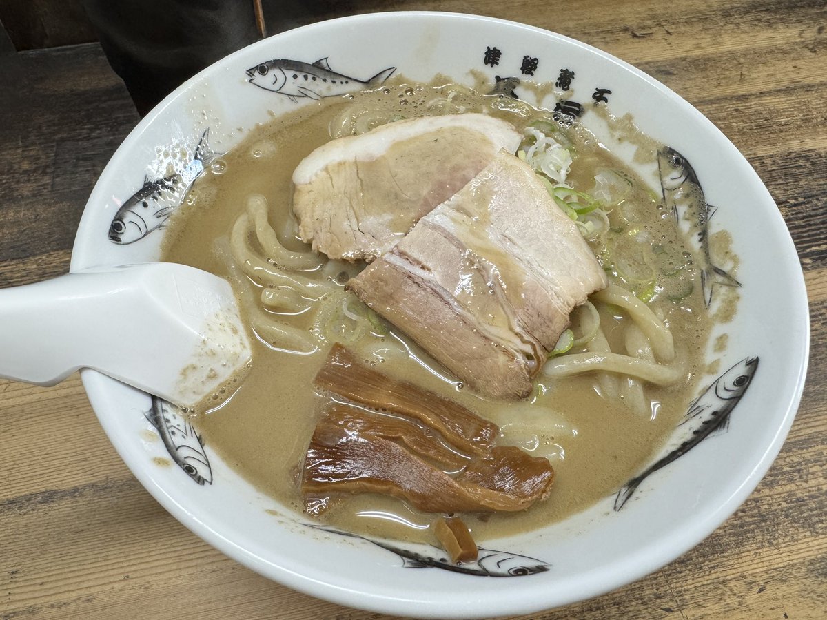 setagayalocal's tweet photo. 旅のサブスクHafHを使って青森2泊3日旅行ってきたんだけど、めちゃくちゃ楽しかった！のっけ丼で青森産本マグロ堪能できたし、超濃厚煮干しラーメン激うまだし、三内丸山遺跡やねぶたの家 ワ･ラッセなど観光スポットのクオリティ高し！みんなもっと青森行ったほうが良い https://t.co/fCpYbVEpGA