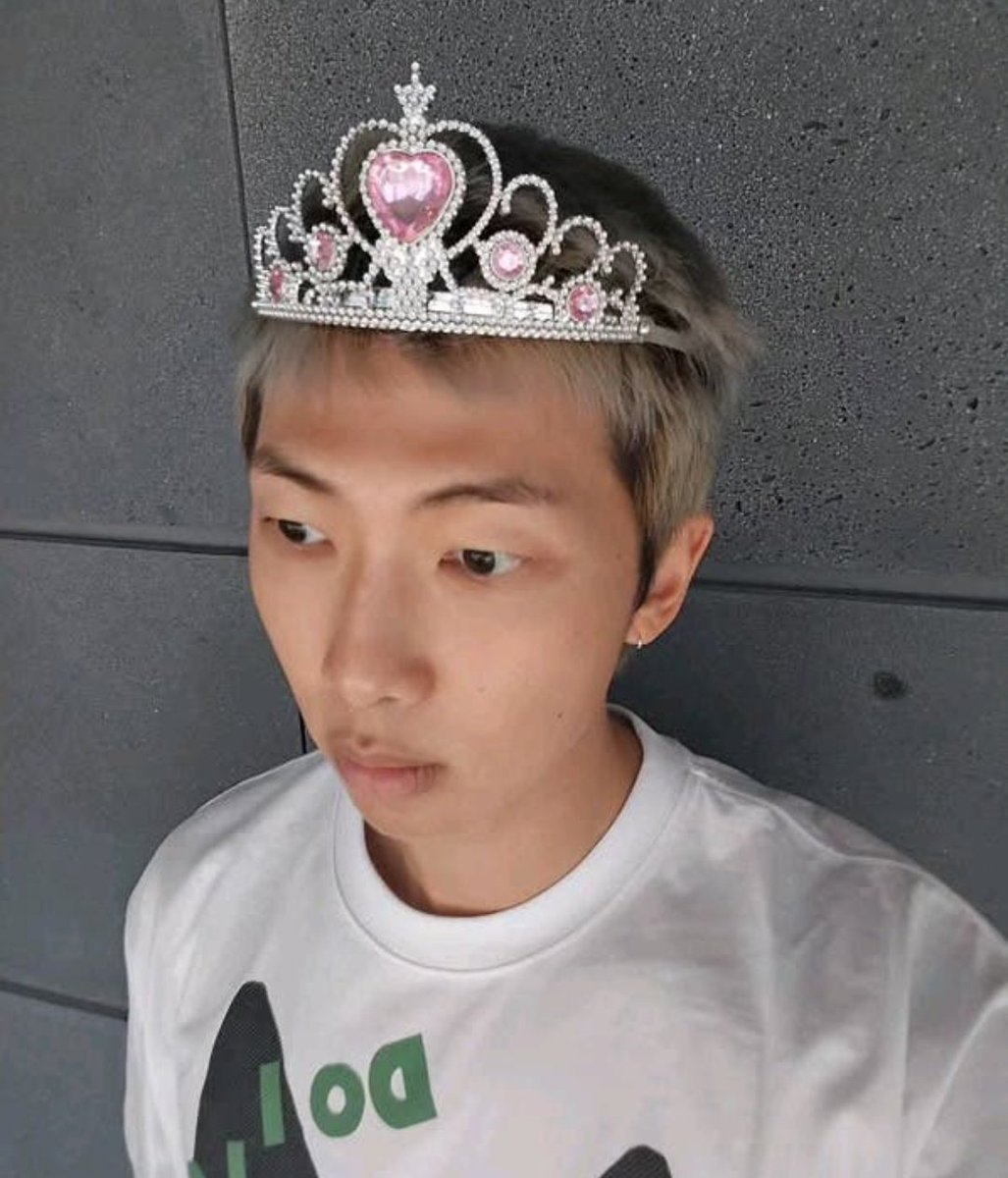 BTSTrendSongs's tweet photo. 🐨: I'm the princess
🐹: I'm the princess! don't take it away Namjoon!
🐻: *Takes the crown* @/rkive vs #/jin  fight and take it 😝 https://t.co/YeVgW2YIeP