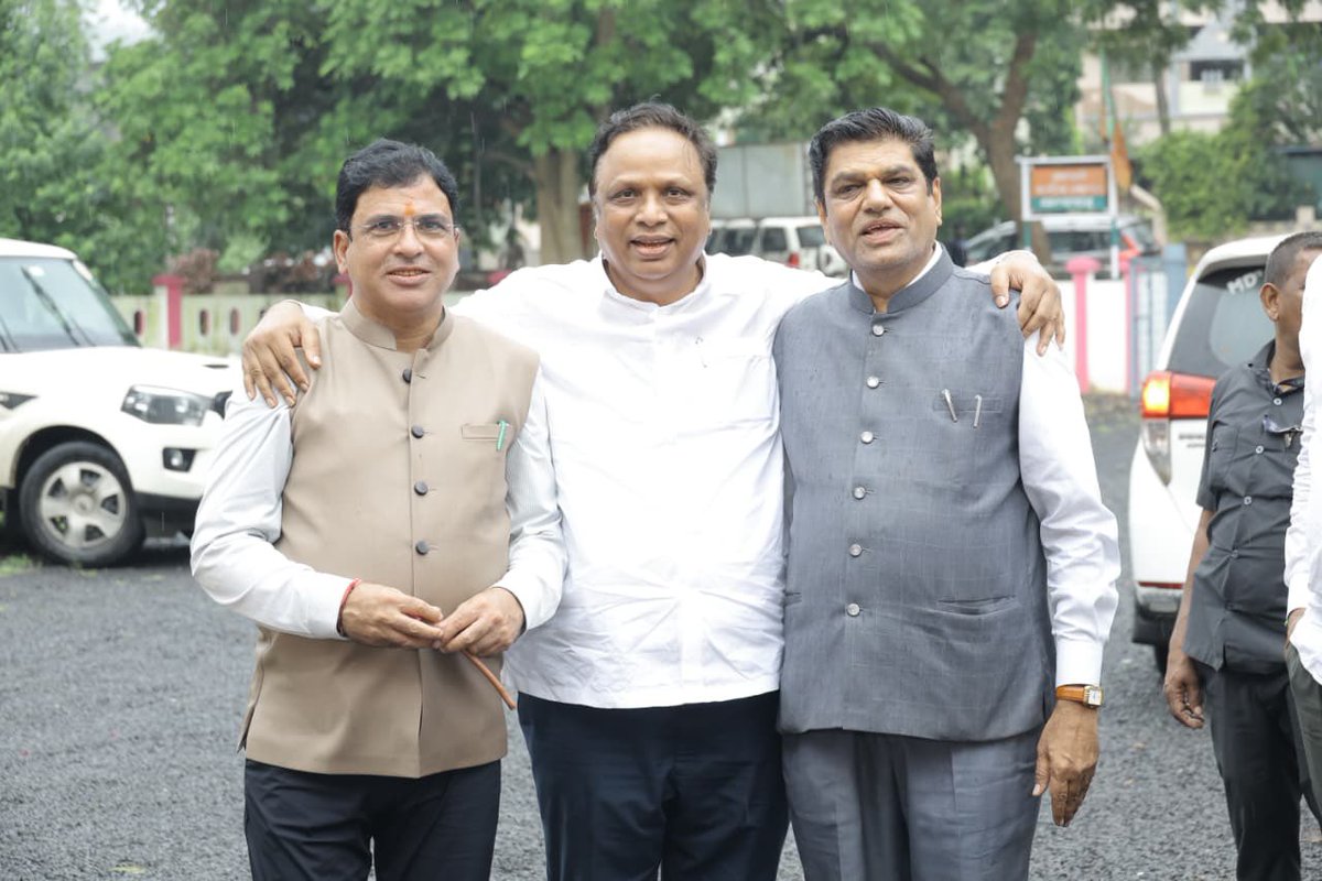 ShelarAshish's tweet image. नागपूर दौऱ्यादरम्यान रामटेक विधानसभा मतदारसंघाचे माजी आमदार मल्लिकार्जुन रेड्डी यांच्या कार्यालयात जाऊन सदिच्छा भेट घेतली.

यावेळी राज्यमंत्री ॲड. आशिष जयस्वाल आणि कार्यकर्ते उपस्थित होते.

#AshishShelar