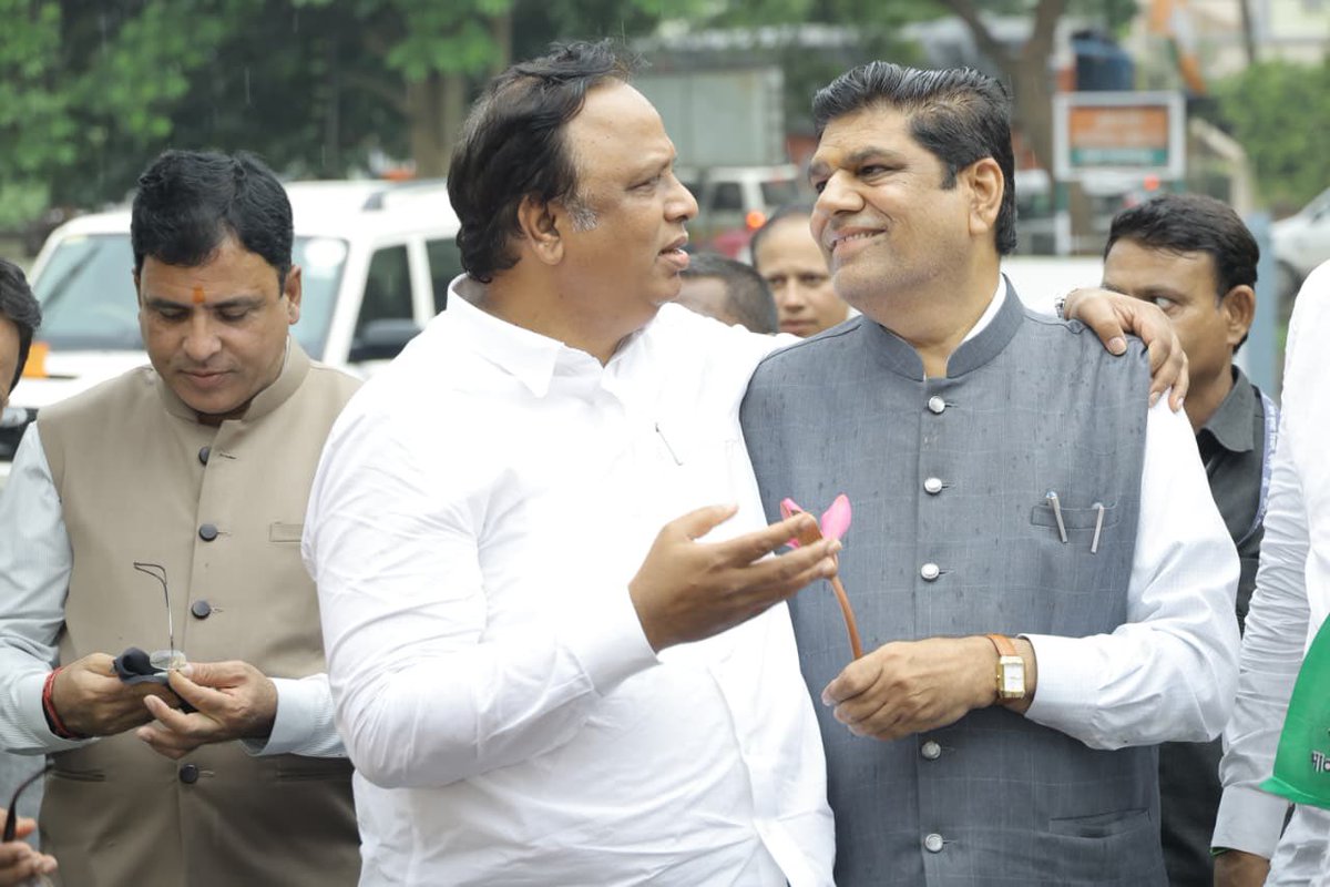 ShelarAshish's tweet image. नागपूर दौऱ्यादरम्यान रामटेक विधानसभा मतदारसंघाचे माजी आमदार मल्लिकार्जुन रेड्डी यांच्या कार्यालयात जाऊन सदिच्छा भेट घेतली.

यावेळी राज्यमंत्री ॲड. आशिष जयस्वाल आणि कार्यकर्ते उपस्थित होते.

#AshishShelar