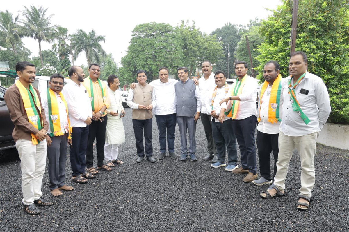 ShelarAshish's tweet image. नागपूर दौऱ्यादरम्यान रामटेक विधानसभा मतदारसंघाचे माजी आमदार मल्लिकार्जुन रेड्डी यांच्या कार्यालयात जाऊन सदिच्छा भेट घेतली.

यावेळी राज्यमंत्री ॲड. आशिष जयस्वाल आणि कार्यकर्ते उपस्थित होते.

#AshishShelar