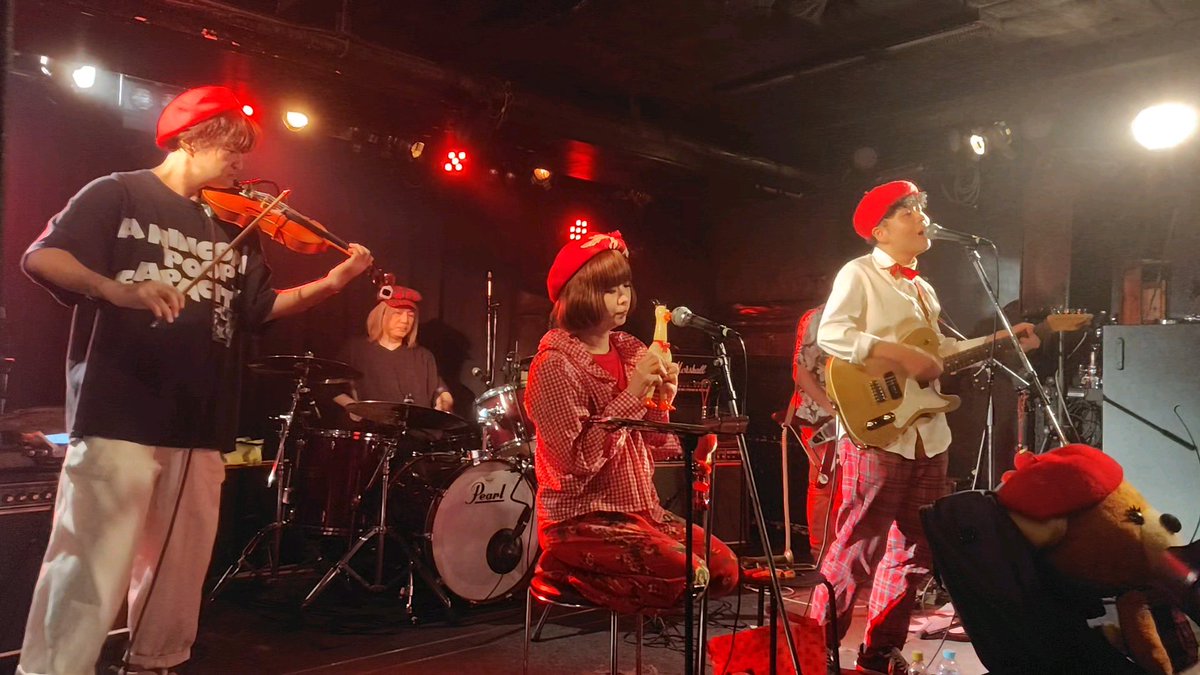 赤帽さんは久しぶり！ベースのキースさんがいなかったのは残念だったけど、久しぶりに見られて嬉しかったな。照明で夕焼けの中で歌ってるような感じになっていた時があってステキだった。さゆさんがずっと笑顔で演奏していたのも良かったし、じろうさんが急に歌い始めてビックリした時もあった😂