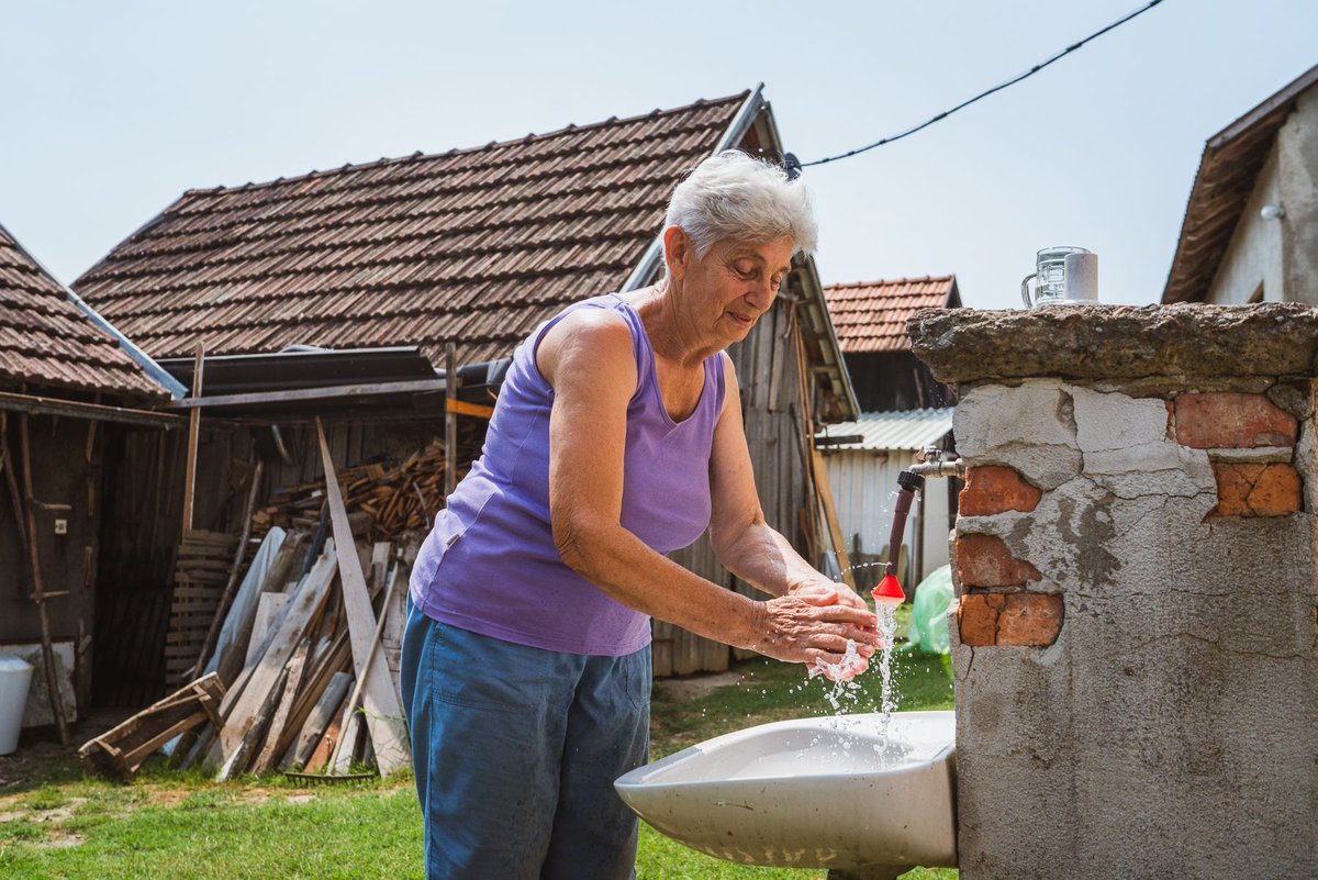UNDPBiH's tweet image. #Democracy is built every day – through participation, trust, and accountability.
In 🇧🇦, #UNDP works with int. and domestic partners supporting institutions & citizens to strengthen local governance, empower youth & women, and open spaces for dialogue.
undp.org/bosnia-herzego…