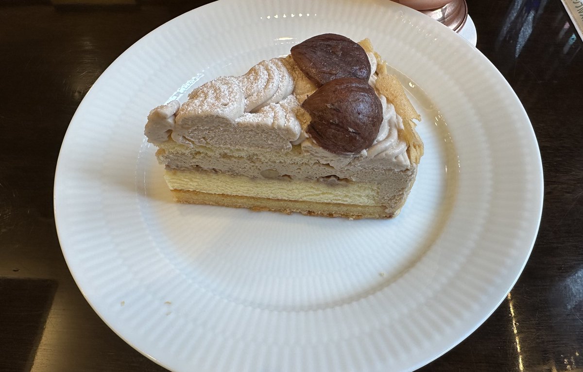 seadevelop's tweet image. スイーツ🍰を食べるときの女性の笑顔は可愛らしく癒される