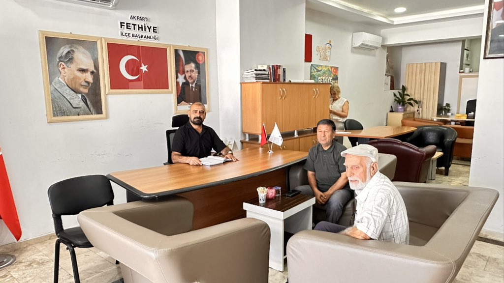 AKPartiFethiyeB's tweet photo. AK Parti  Fethiye İlçe Başkanlığımızda  kıymetli hemşehrilerimize hizmet etmek için.

Bugünkü nöbetçi,
yönetim kurulu üyemiz,
@Celalgoger 

#AkFethiye https://t.co/tuv18LDi7z