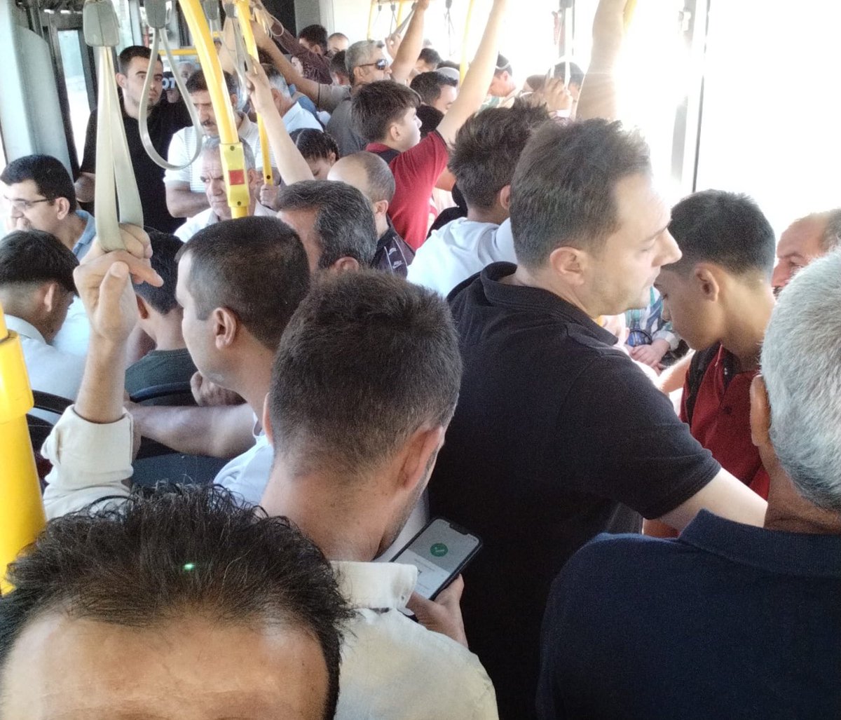 #Malatya’da bir vatandaş belediye otobüsün içini paylaşmış.

Otobüsün içerisinde boş arsa varmış gibi habire yolcu almak zorunda bırakılan şöförler mi hatalı?

Yoksa sonraki otobüsü beklemeyen yolcu mu?

Yoksa eksik sefer mi var?