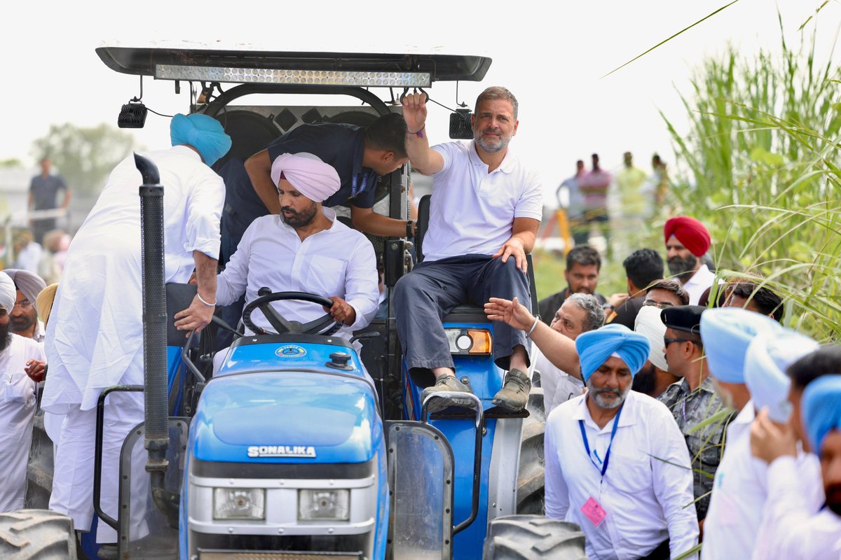 INCMP's tweet photo. नेता विपक्ष श्री #RahulGandhi ने गुरदासपुर में भीषण बाढ़ से प्रभावित हुए किसानों से मुलाकात की।
📍 पंजाब https://t.co/eyzPlRD1Dz