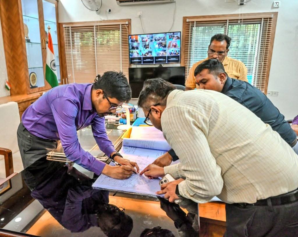 ursnandan's tweet photo. Hansdiha to Deoghar NH-133 &amp; Deoghar to Madhupur NH-114A. 
Discussion with DC, Deoghar and other State Government officials  for expediting land acquisition for the said projects. https://t.co/YXuZQ3OZIH