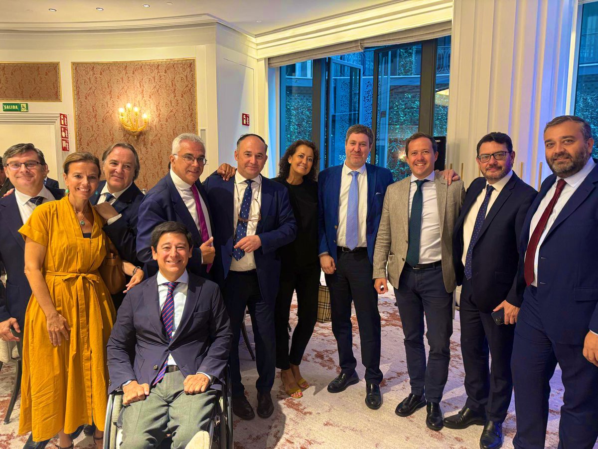 cvelazquezromo's tweet image. ➡️ Enhorabuena al alcalde de Madrid, @AlmeidaPP_, por su intervención en el desayuno informativo de @NewEconomyForum. Un discurso con líneas claras de gestión para una gran capital como es Madrid.

Estoy convencido de que solo desde la humildad y mirando a los ojos a los…