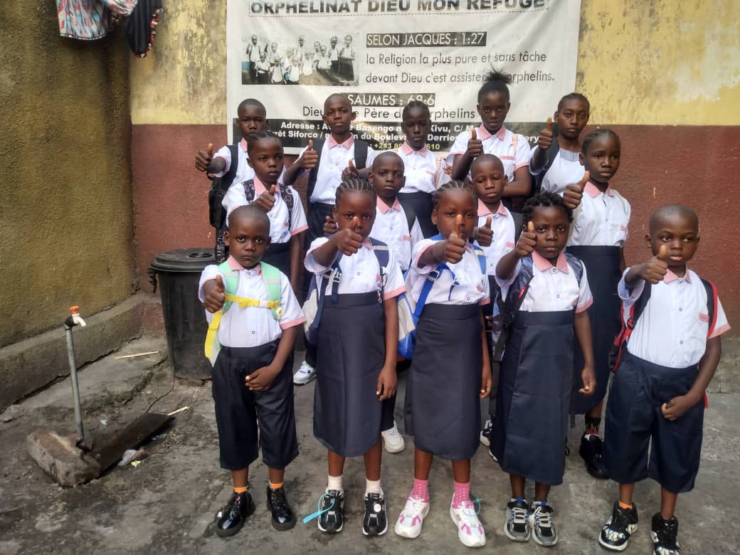 graceFondation's tweet photo. Grace Fondation, en collaboration avec la fondation Furaha ya Kesho, a soutenu les enfants de l’orphelinat Dieu mon refuge pour une rentrée scolaire digne. Fournitures, uniformes et accompagnement . Bâtissons ensemble un avenir réussi, fondé sur l’amour et la solidarité. https://t.co/pn3RmrF4hU