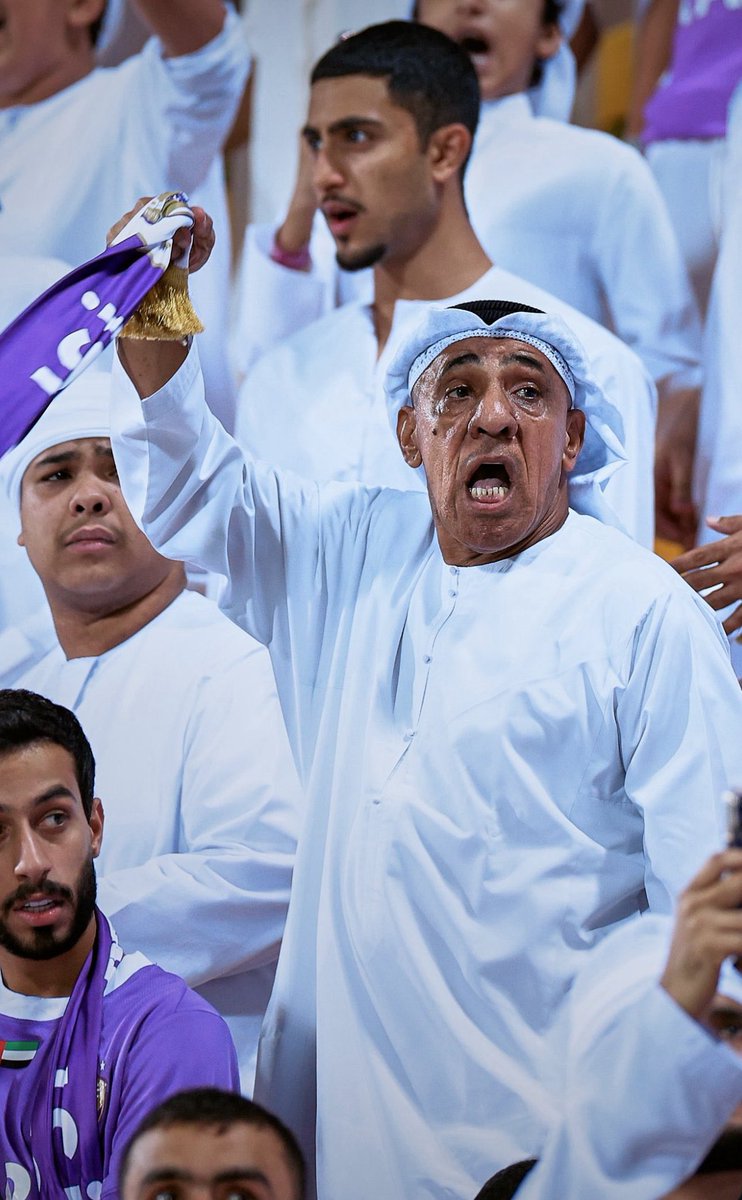 salemaldhbiany's tweet photo. إلى إدارة نادي العين @alainfcae ،
المشجع العيناوي @issabinhader يستحق التكريم 💜🙏

عيسى رمز من رموز الوفاء والانتماء، وقف مع الزعيم في كل الظروف، من أصغر المباريات في الدوري إلى أكبر المحافل الآسيوية والعالمية 👏 دايما متواجد خلف الزعيم ويغار على الشعار . https://t.co/8DBQvbV9Wk