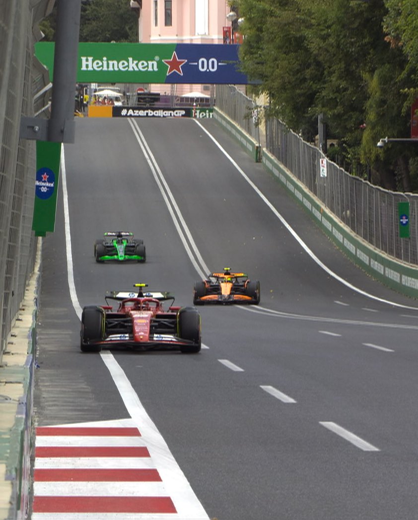 Me complace anunciarles que... ES SEMANA DE CARRERA 🏁

📍 Baku, Azerbaiyán 🇦🇿

VIERNES 🏎

- FP1 | 5:30 am
- FP2 | 9 am

SÁBADO 🏎

- FP3 | 5:30 am
- Clasificación | 9 am

DOMINGO 🏎

- Carrera | 8 am 

📺 Transmiten Disney+ Premium, Fox Sports y F1TV