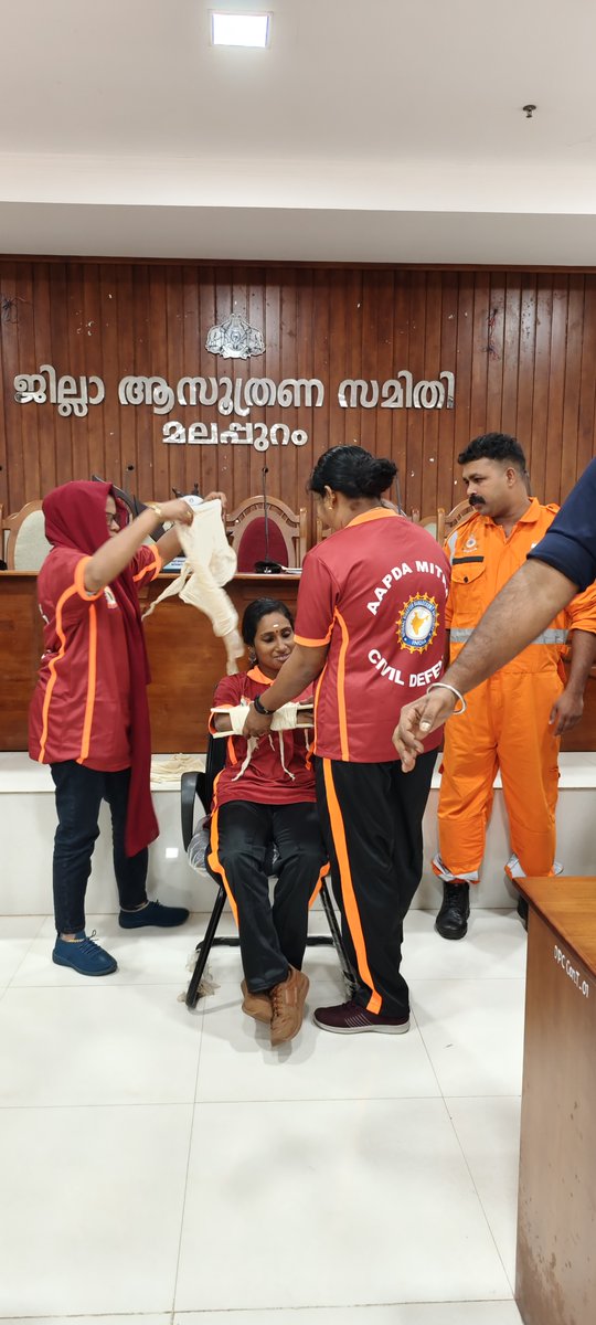 04NDRF's tweet image. 04 Bn NDRF conducted a CBP at Civil Station, Malappuram for #AapdaMitra volunteers. Chaired by DC Shri V.R. Vinod IAS. Topics: Disaster types, first aid, CPR, fire safety, rescue techniques, &amp;amp; alert apps (Mausam, Damini, Bhukamp). #NDRF #DisasterPreparedness