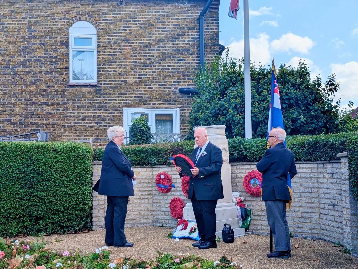 This morning I laid a wreath at the #Dagenham Heathway memorial to mark the 85th anniversary of #battleofbritainday. Our freedoms are built on the sacrifices of those brave few who stood against tyranny to defend our skies in 1940. #lestweforget 🇬🇧