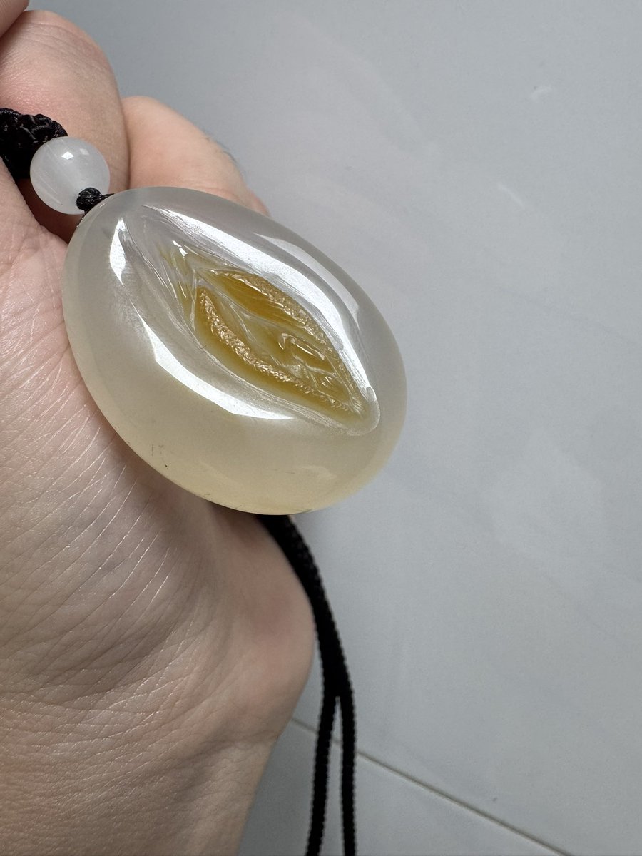 为大家带来一些小玩具。两性关系中，我提倡物化人类。屄是女人最有价值的一块肉。#尿壶 #厕所 #母狗 #便器 #屁眼 #肉畜 #母畜 #喝尿 #服从  #圣水 #秀色 #肉便器 #母猪 #人棍 #马桶