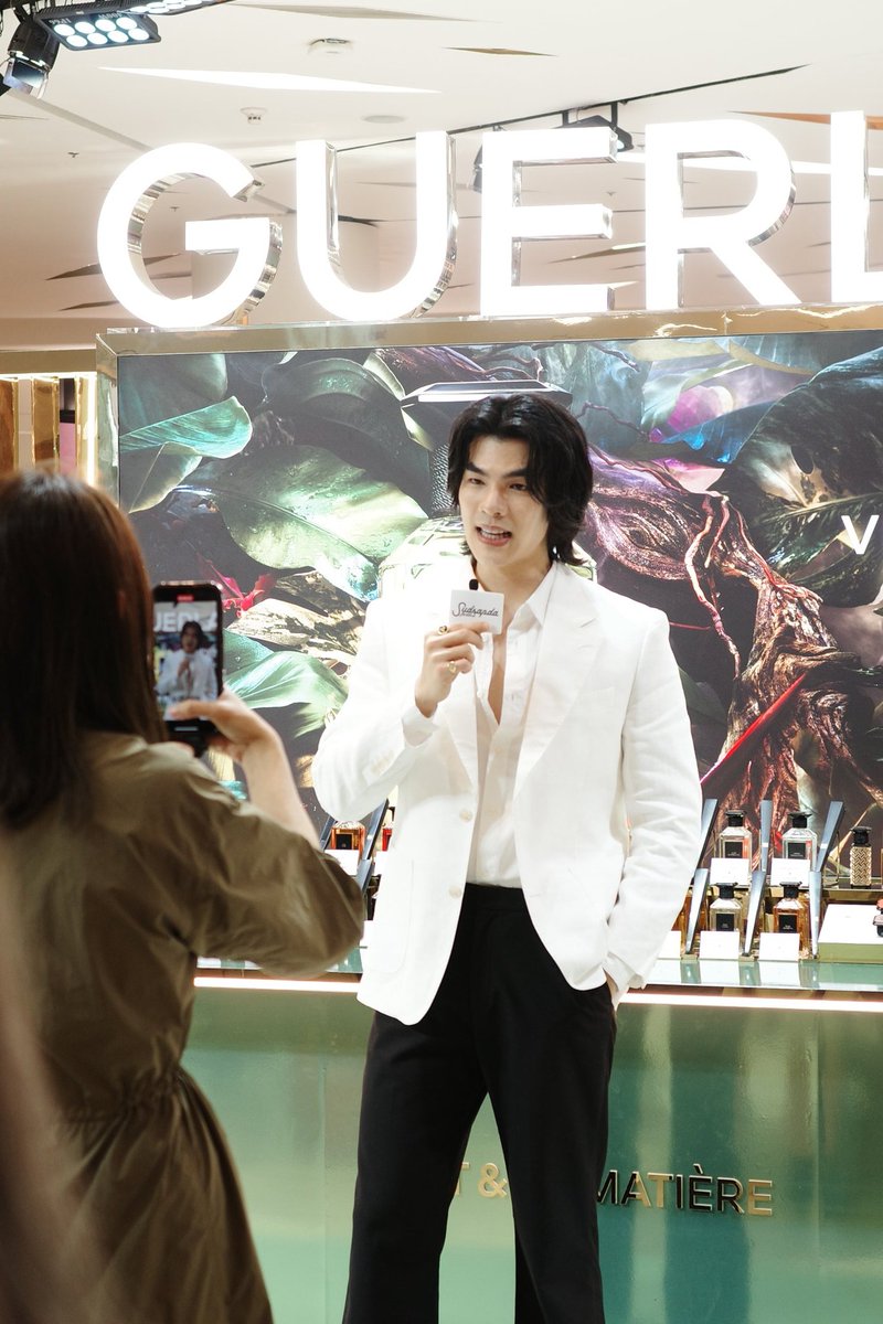 Scented_Story's tweet photo. หล่อเหมือนไม่มีอยู่จริงงงง #GuerlainVetiverXMile https://t.co/CsFyOJMQub