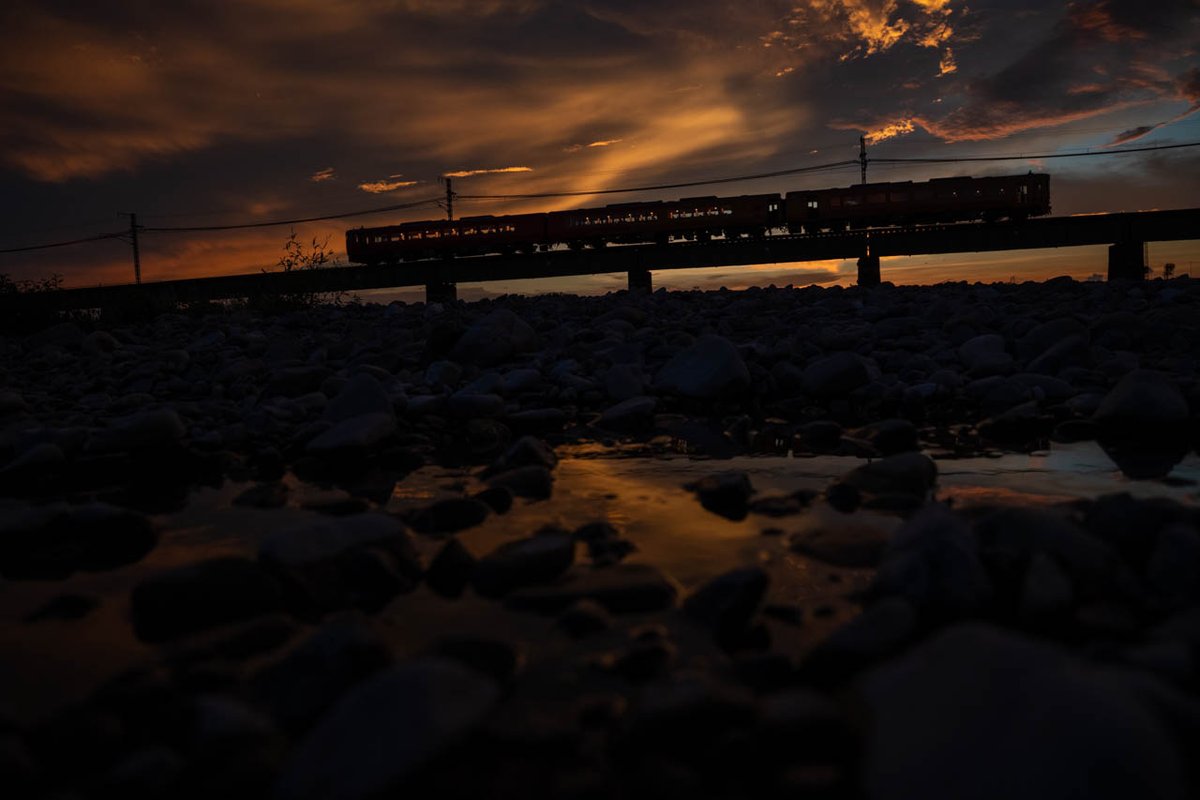 夜の帳

日没が通過時間前になりました。

#伊予灘ものがたり
#予讃線