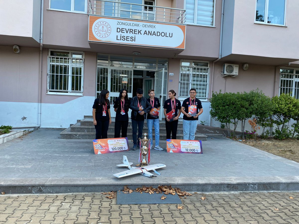 devrekanadolu's tweet photo. Teknofest 2025 İHA Yarışmasında Türkiye 2. si olup bizi gururlandıran Gökkurt ekibimizi coşkuyla karşıladık.Tekrar tebrik eder, başarılarının devamını dileriz. https://t.co/XO5qVGoFJZ