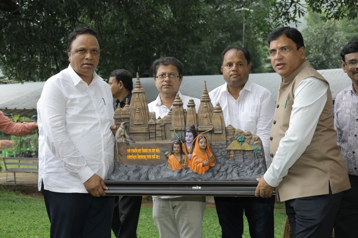 ShelarAshish's tweet image. नागपूर दौऱ्यादरम्यान रामटेक येथे स्थानिक नागरिकांनी राम मंदिराची प्रतिकृती भेट देऊन माझा सत्कार केला. यावेळी मी सर्व स्थानिक नागरिकांचे मन:पूर्वक आभार मानले.

यावेळी राज्यमंत्री ॲड. आशिष जयस्वाल आणि उपस्थित होते.

#AshishShelar