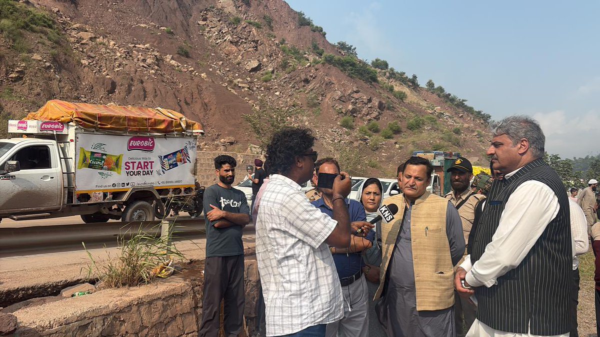 javidahmaddarjk's tweet image. Took overview of situation at various places in udhampur. The relentless rains have cause extensive damage but its our firm resolve to ease traffic flow by taking emergency measures to clear the highway