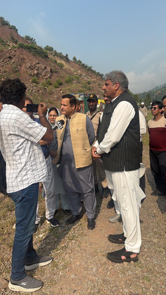 javidahmaddarjk's tweet image. Took overview of situation at various places in udhampur. The relentless rains have cause extensive damage but its our firm resolve to ease traffic flow by taking emergency measures to clear the highway