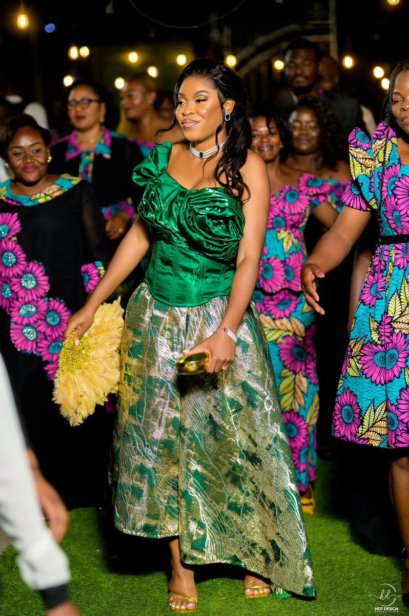 Comment vous remercier pour vos commentaires positifs et les DM? Je vous partage ces deux photos🥰
Dieu l’a fait comme il l’avait promis 💍