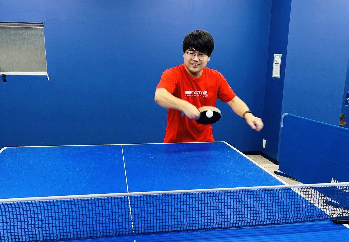 TACTIVE1's tweet photo. 【スタッフ紹介】
卓球スクール・タクティブで働く仲間をご紹介していきます！💪

今回は、町田店 アルバイトスタッフの井上 司草（いのうえ つかさ）さんです️✨

\スタッフインタビュー🎤 /
◎苦戦したこと
職業として卓球を指導するのははじめてで、最初は不安もありました。
しかし研修でフィードバックを頂いたりスタッフ同士の意見交換や練習を通じて知識が深まり、少しずつアドバイスに手応えを感じられるようになりました。
また、前職ではデスクワーク中心で話す機会が少なく、コミュニケーションの面も不安でしたが、スタッフやお客様が温かい方ばかりで、自然とスムーズにコミュニケーションがとれるようになりました。

◎やりがい
お客様が新しい技術を習得したり、さらに上達していく姿を見ると、お客様のレベルアップの手助けに繋がった実感ができ、大きなやりがいを感じます！

ーーーーー
不安のある方も、ぜひお気軽にDMでお問い合わせください😊
皆さんのご応募お待ちしております！

#卓球 #タクティブ #採用 #卓球インストラクター #卓球コーチ #卓球アルバイト #アルバイト募集中