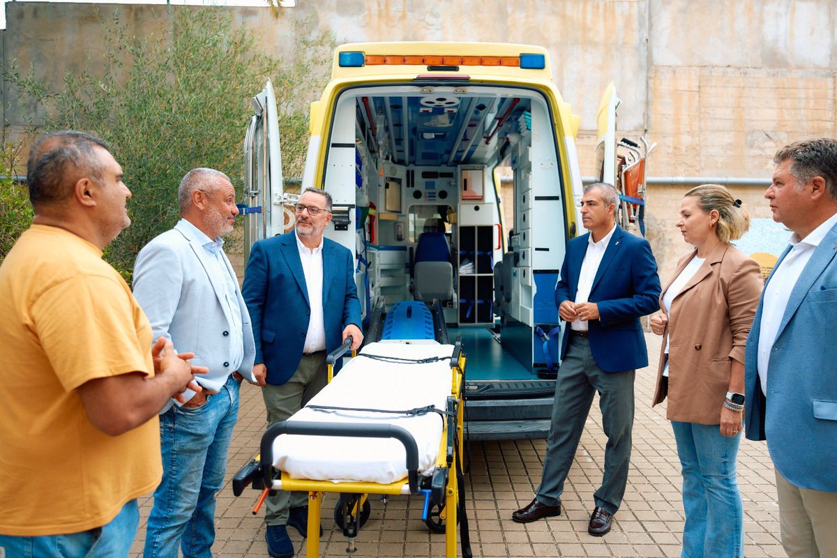 Entre sonrisas, nervios y la ilusión de empezar algo nuevo, el consejero de Educación, Formación Profesional, Actividad Física y Deportes, Poli Suárez, y yo hemos asistido hoy al inicio del curso escolar de Formación Profesional en Canarias en Santa María de Guía. 

Unos 47.000