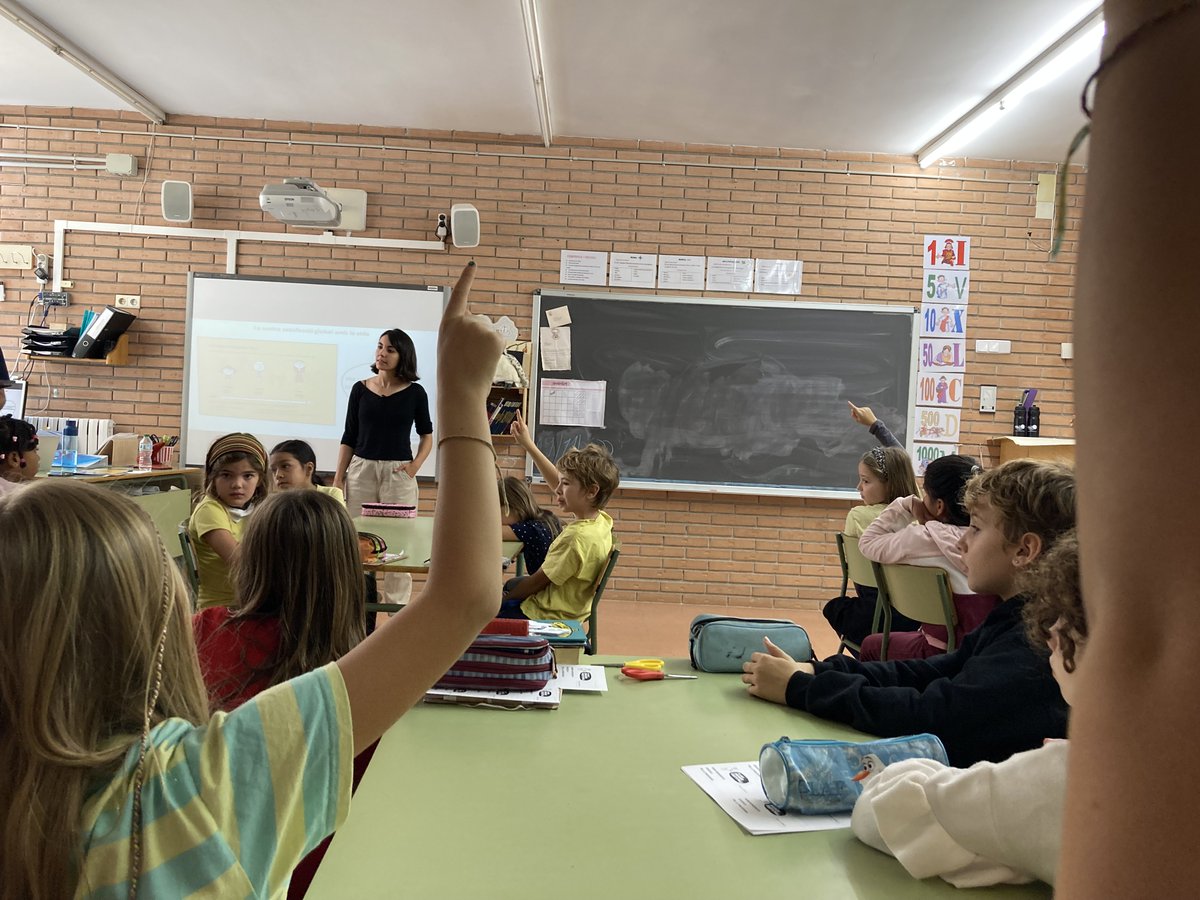 🖐️Avui és el dia internacional de la #democràcia i ho aprofitem per parlar una vegada més dels #dretsinfants. Concretament del dret dels nens i nenes a ser escoltats i participar en les decisions que els afecten.

Obrim fil👇
