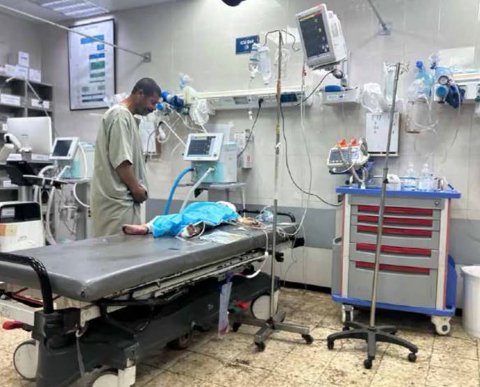 ocampoferreira's tweet photo. Más de 8.500 niños han sido asesinados en Gaza. Esta cifra es aproximadamente los menores de 0-14 años que viven en Aranjuez, Ferrol o Ponferrada. Imagen de El País. El padre de Nasser, de 2 años, lo acompaña momentos previos a su muerte. #Palestina #PalestinaGenocidioEnVivo https://t.co/2jmKXFEKes