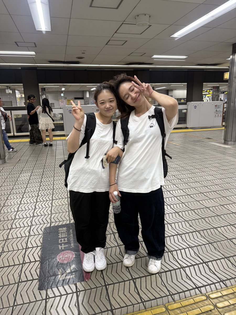 DS_Hirano's tweet photo. なんばウォークのちびっこシスターズ
#なんばウォーク
#後ろ姿そっくり
#店長が妹 https://t.co/5LVy4cWJEK