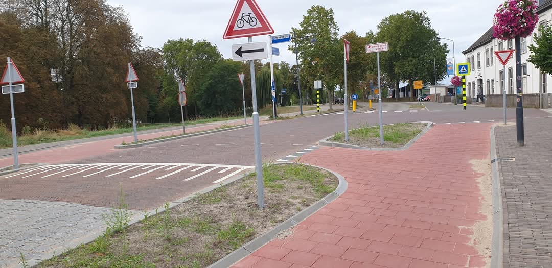 ZALTBOMMEL - Werkgroep Toegankelijk Zaltbommel attendeert gemeente op knelpunten Steenweg

bommelerwaard.net/nieuws/25355/w…