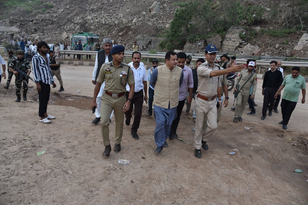 JavedDar_NC's tweet image. Had a detailed tour of NH-44 to review movement of fruit-laden trucks &amp;amp; assess damaged stretches.
Held meetings at Ramban and Udhampur with officers &amp;amp; public. Priority passage for fruit trucks &amp;amp; steps to ease congestion were the focal points