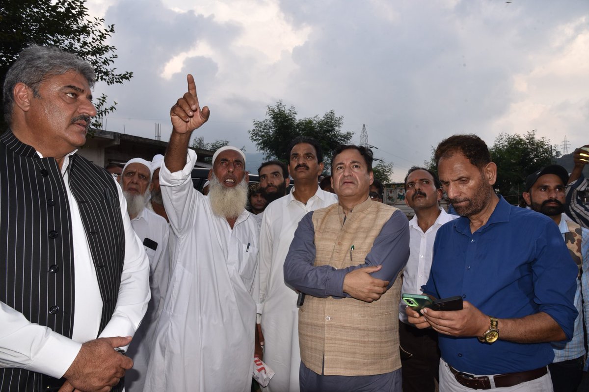 JavedDar_NC's tweet image. Had a detailed tour of NH-44 to review movement of fruit-laden trucks &amp;amp; assess damaged stretches.
Held meetings at Ramban and Udhampur with officers &amp;amp; public. Priority passage for fruit trucks &amp;amp; steps to ease congestion were the focal points
