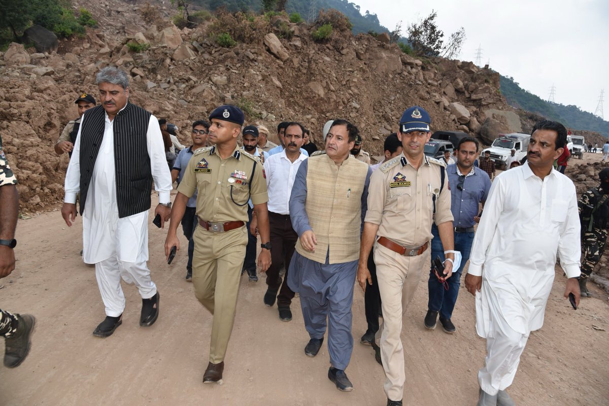 JavedDar_NC's tweet image. Had a detailed tour of NH-44 to review movement of fruit-laden trucks &amp;amp; assess damaged stretches.
Held meetings at Ramban and Udhampur with officers &amp;amp; public. Priority passage for fruit trucks &amp;amp; steps to ease congestion were the focal points
